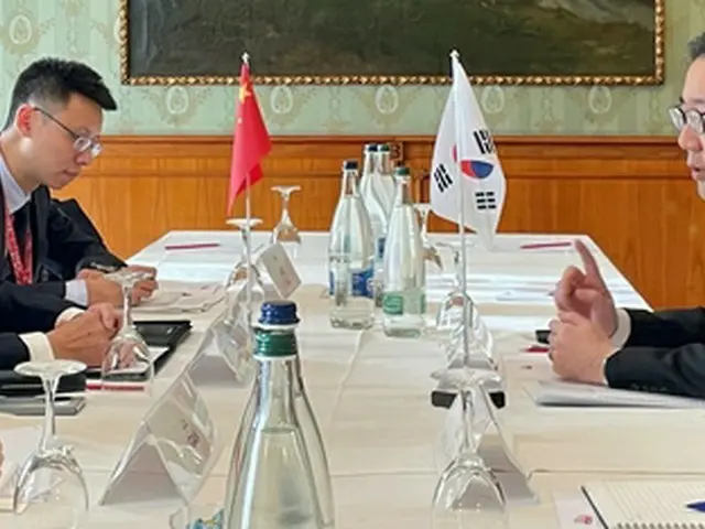 韓国外交部の李埈一・北核外交企画団長（右）と中国の劉暁明・朝鮮半島問題特別代表（左列中央）がスイスで会談した（外交部提供）＝（聯合ニュース）≪転載・転用禁止≫