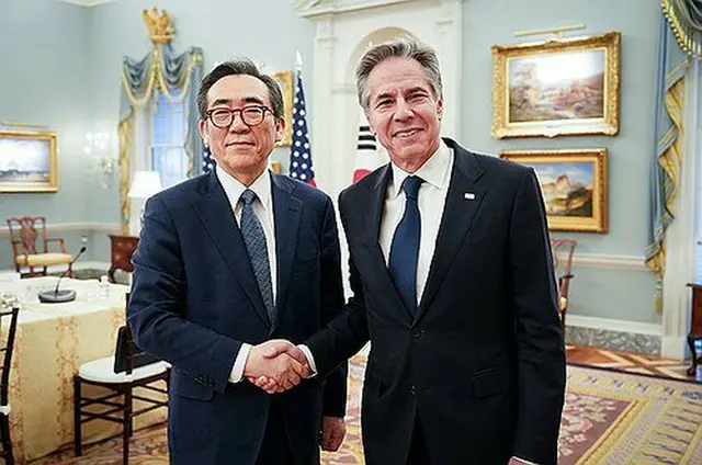 ２月２８日、米ワシントンで会談した韓国の趙兌烈外交部長官（左）と米国のブリンケン国務長官（外交部提供）＝（聯合ニュース）≪転載・転用禁止≫