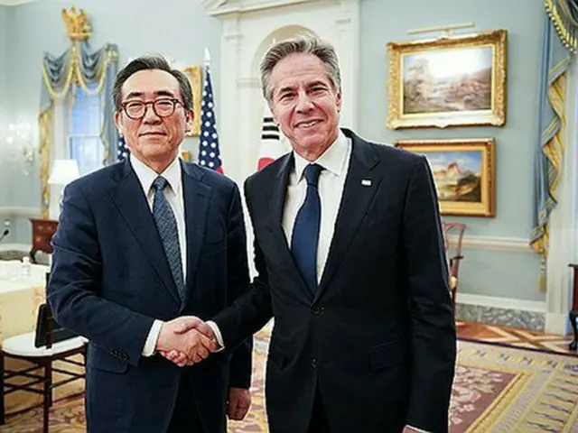 ２月２８日、米ワシントンで会談した韓国の趙兌烈外交部長官（左）と米国のブリンケン国務長官（外交部提供）＝（聯合ニュース）≪転載・転用禁止≫