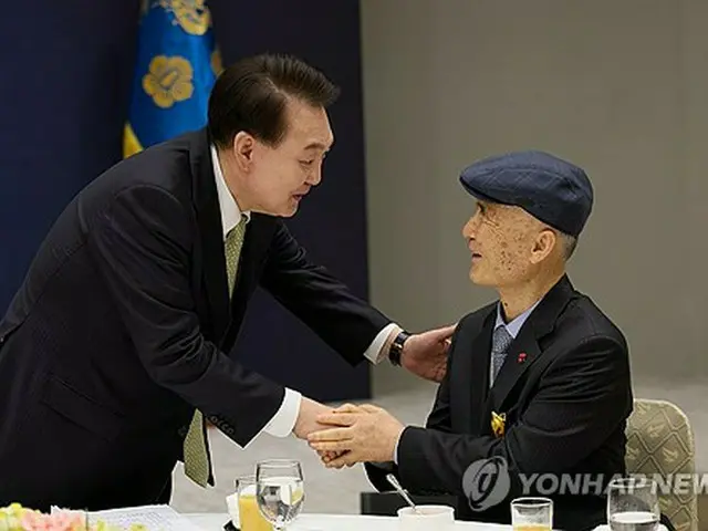 尹大統領（左・大統領室提供）＝（聯合ニュース）≪転載・転用禁止≫