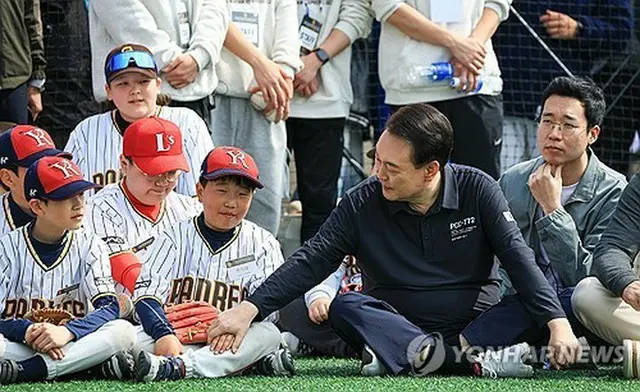１６日、ソウルでの米大リーグ開幕戦を機に催された子ども野球教室の参加者に話しかける尹大統領（大統領室提供）＝（聯合ニュース）≪転載・転用禁止≫
