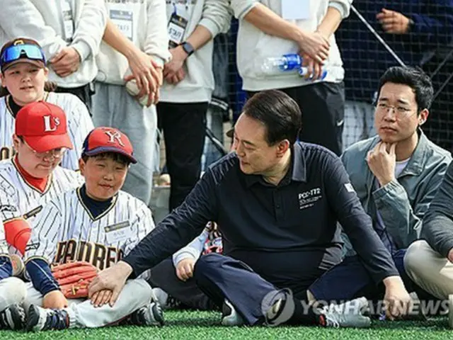 １６日、ソウルでの米大リーグ開幕戦を機に催された子ども野球教室の参加者に話しかける尹大統領（大統領室提供）＝（聯合ニュース）≪転載・転用禁止≫