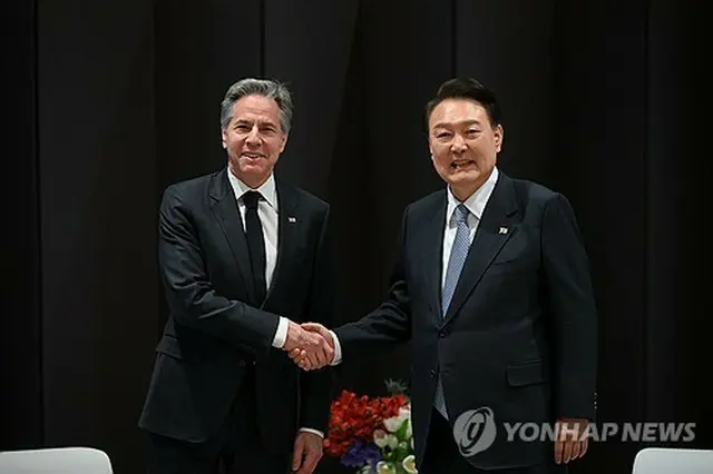ソウル市内のホテルで会談した韓国の尹大統領（右）と米国のブリンケン国務長官（大統領室提供）＝１８日、ソウル（聯合ニュース）≪転載・転用禁止≫