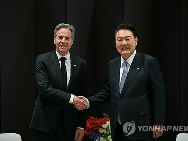 ソウル市内のホテルで会談した韓国の尹大統領（右）と米国のブリンケン国務長官（大統領室提供）＝１８日、ソウル（聯合ニュース）≪転載・転用禁止≫