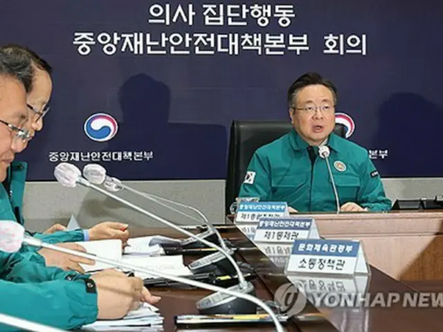 １５日の中央災難安全対策本部の会議で発言する曺圭鴻（チョ・ギュホン）保健福祉部長官（右）＝（聯合ニュース）