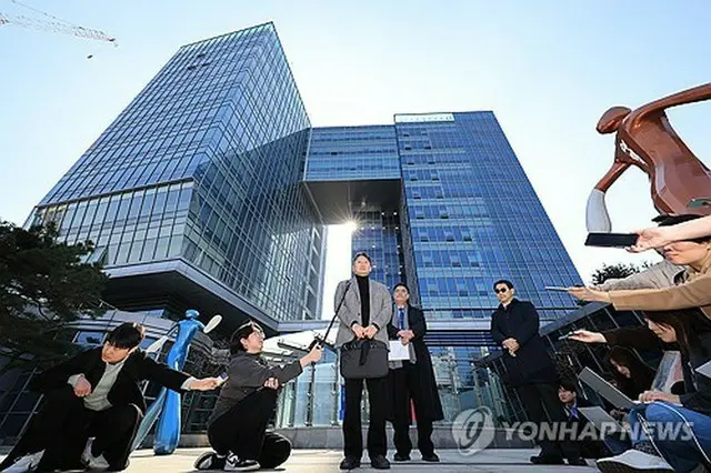 全国医科大学教授協議会は１４日、保健福祉部長官と教育部長官を相手取って医学部定員増の取り消しを求める訴訟を起こした。ソウル行政裁判所前で報道陣の質問に答えるキム・チャンス非常対策委員長＝（聯合ニュース）