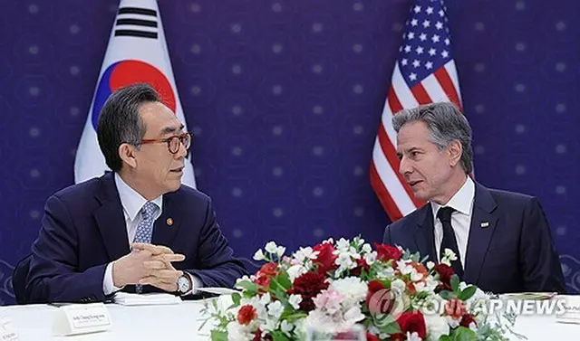 外交部庁舎で会談する韓国の趙兌烈外交部長官（左）と米国のブリンケン国務長官（共同取材）＝１８日、ソウル（聯合ニュース）