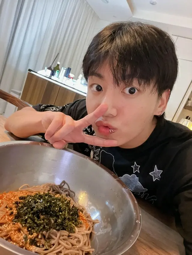 入隊前に自作の料理を公開するＪＵＮＧ　ＫＯＯＫ（Ｗｅｖｅｒｓｅより）＝（聯合ニュース）≪転載・転用禁止≫