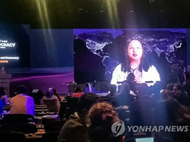 民主主義サミット初日の１８日に会場で流された台湾の唐鳳（オードリー・タン）デジタル発展相のビデオメッセージ＝（聯合ニュース）