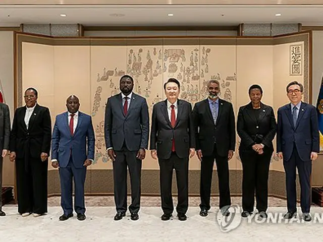 韓国の尹錫悦（ユン・ソクヨル）大統領（右から４人目）は１９日、アフリカ５カ国の高官と面会した（大統領室提供）＝（聯合ニュース）≪転載・転用禁止≫