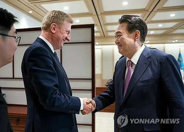 握手する尹大統領（右）とダウデン英副首相（大統領室提供）＝（聯合ニュース）≪転載・転用禁止≫