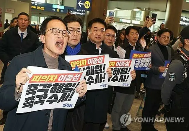 仁川国際空港で李氏の任命撤回や尹大統領の謝罪などを求める野党議員（共同取材）＝２１日、仁川（聯合ニュース）