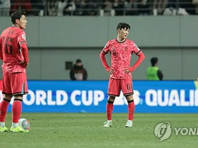 同点ゴールを許し、肩を落とす韓国代表＝２１日、ソウル（聯合ニュース）