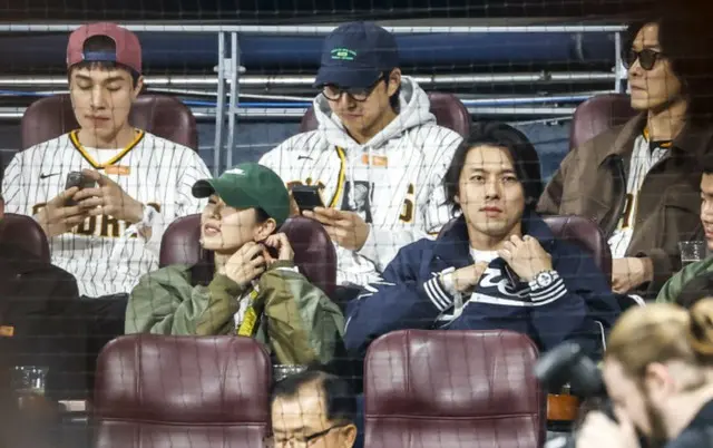 俳優のヒョンビンと女優のソン・イェジン夫妻をはじめ、俳優のコン・ユとイ・ドンウク、ソン・ジュンギとケイティさん夫妻が野球場デートに乗り出した。