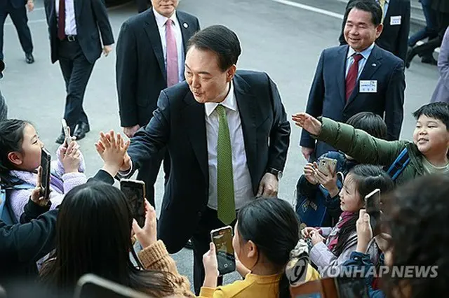 ２１日に江原道原州市内の小学校を訪れた尹大統領（中央）。放課後も教育活動や保育を提供する「ヌルボム学校」を視察した（大統領室提供）＝（聯合ニュース）≪転載・転用禁止≫