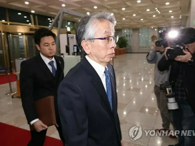 外交部は日本の相星孝一駐韓大使を呼び、抗議した。同部庁舎に入る相星大使＝２２日、ソウル（聯合ニュース）