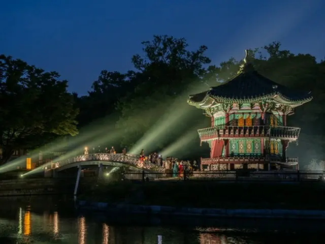 ２０２２年の夜間観覧の様子（文化財庁提供）＝（聯合ニュース）≪転載・転用禁止≫