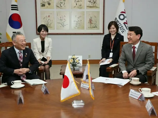 江原道庁で会談する金鎭台知事（右）と亀井副知事（江原道提供）＝（聯合ニュース）≪転載・転用禁止≫