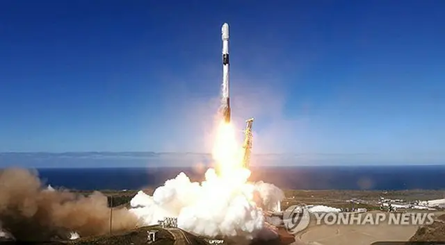 ２０２３年１２月２日未明（日本時間）、米カリフォルニア州のバンデンバーグ宇宙軍基地から米スペースＸのロケット「ファルコン９」で打ち上げられる韓国軍初の軍事偵察衛星（スペースＸ提供）＝（聯合ニュース）≪転載・転用禁止≫