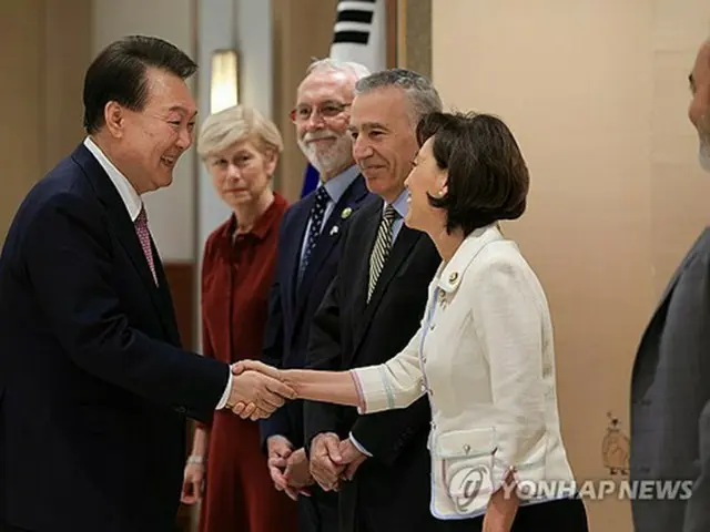 共和党のヤング・キム下院議員（右）ら代表団一行と握手を交わす尹大統領（大統領室提供）＝（聯合ニュース）≪転載・転用禁止≫