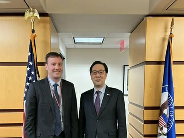 韓国からは外交部の李埈一（イ・ジュンイル）北核外交企画団長（右）が出席した＝２６日、ワシントン（聯合ニュース）