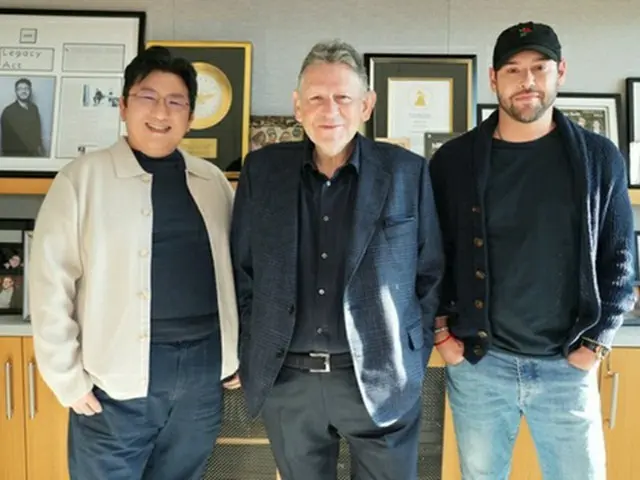 ＨＹＢＥの房時赫議長（左）、ＵＭＧのルシアン・グレンジ会長（中央）、ＨＹＢＥアメリカのスクーター・ブラウンＣＥＯ（ＨＹＢＥ提供）＝（聯合ニュース）≪転載・転用禁止≫