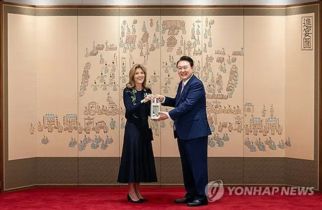 大統領室で記念撮影する尹大統領（右）とケネディ氏（大統領室提供）＝２７日、ソウル（聯合ニュース）