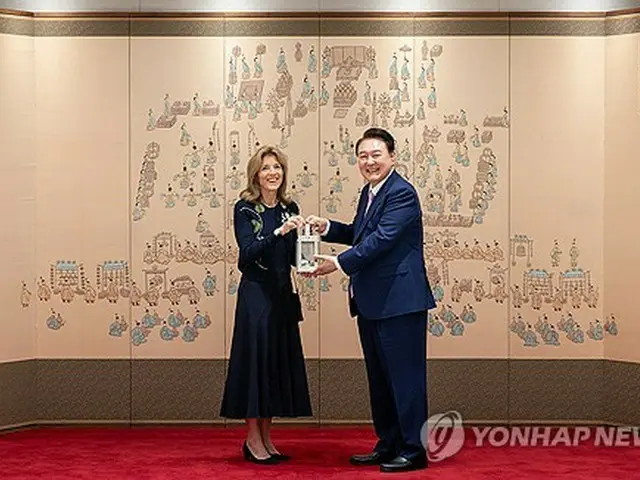 大統領室で記念撮影する尹大統領（右）とケネディ氏（大統領室提供）＝２７日、ソウル（聯合ニュース）