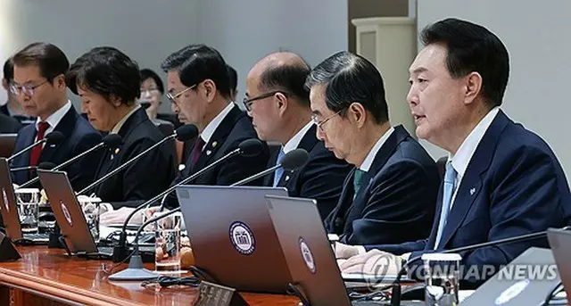 ２６日に開かれた閣議で発言する尹大統領（右端）＝（聯合ニュース）