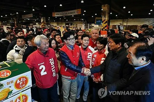 総選挙の公式選挙運動期間が始まった２８日未明、ソウル市松坡区の可楽洞農水産物総合卸売市場を訪問した国民の党の韓東勲・非常対策委員長（手前左から２人目、共同取材）＝（聯合ニュース）