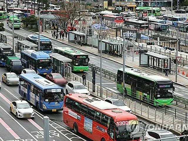 ソウル駅前のバス停＝（聯合ニュース）