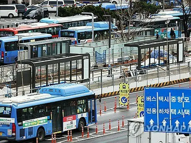 ソウル駅前のバス停＝（聯合ニュース）