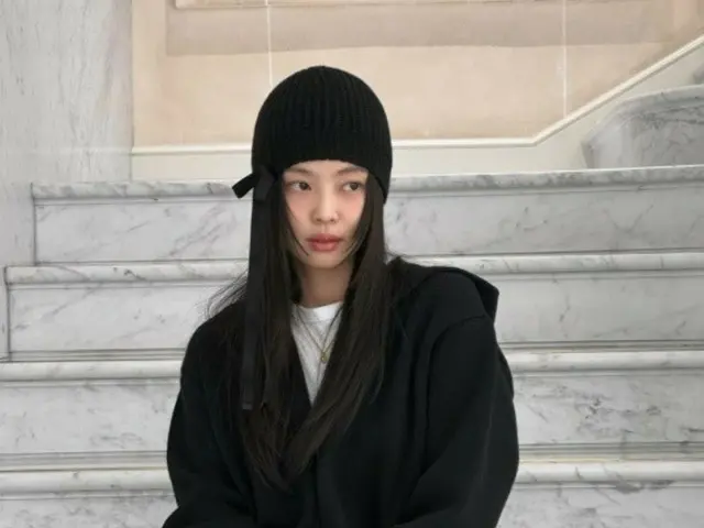 「BLACKPINK」のJENNIE、移動中にアイスクリームを食べる瞬間もキュートさ満開