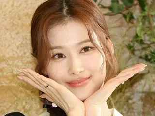 【フォト】「TWICE」サナ（SANA）、キュートな微笑みでファッションブランドポップアップストア、オープン記念イベントに出席！