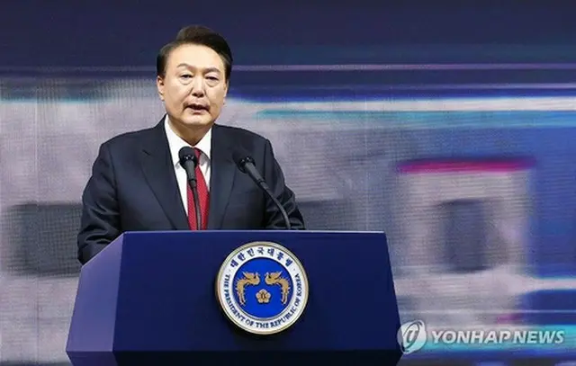 記念式典であいさつする尹大統領（大統領室通信写真記者団）＝２９日、ソウル（聯合ニュース）
