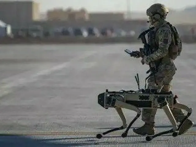 米空軍の訓練に投入されたロボット軍犬（米空軍提供）＝（聯合ニュース）≪転載・転用禁止≫