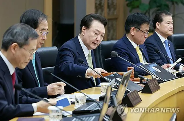 政府世宗庁舎で開かれた閣議に出席した尹大統領＝２日、世宗（聯合ニュース）