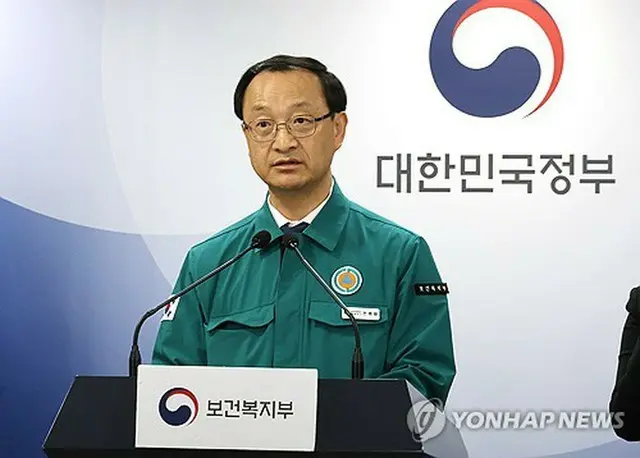 会見を行う中央事故収拾本部の全炳王（チョン・ビョンワン）総括官＝（聯合ニュース）