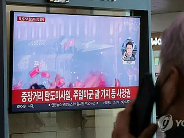 ソウル駅のテレビに北朝鮮のミサイル発射に関するニュースが流れている＝２日、ソウル（聯合ニュース）