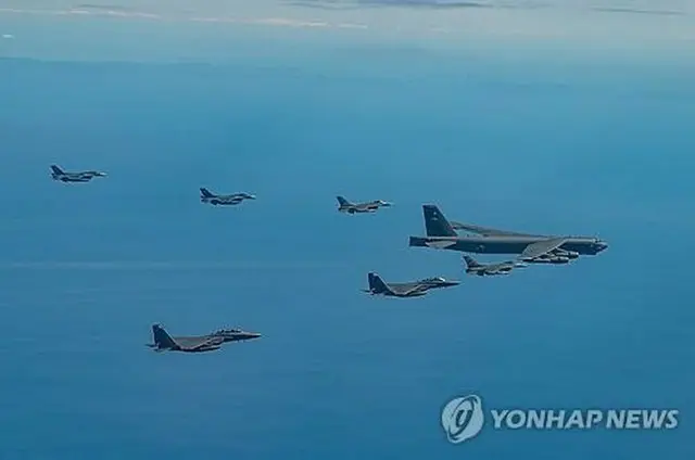 韓国と米国、日本が２０２３年１０月２２日、朝鮮半島南方で初めて実施した合同空中訓練（米空軍提供）＝（聯合ニュース）≪転載・転用禁止≫
