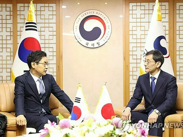 韓国国税庁の金昌基（キム・チャンギ）庁長（左）と日本国税庁の住沢整長官が３日、ソウルで会合を開き、懸案を協議した（韓国国税庁提供）＝（聯合ニュース）≪転載・転用禁止≫