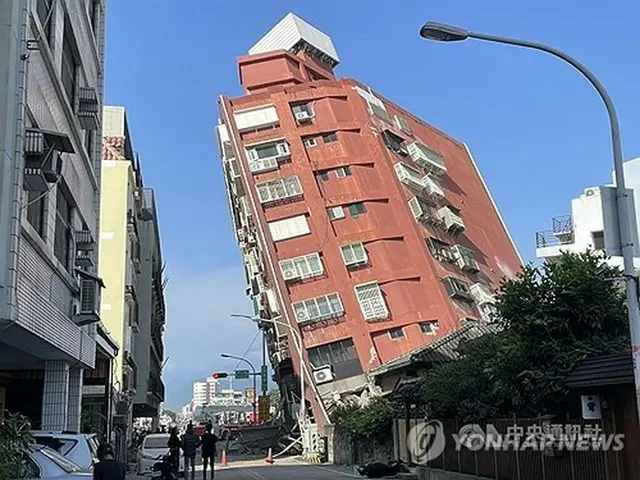 地震で傾いた台北市内の建物＝（台湾中央通信社提供）＝（聯合ニュース）≪転載・転用禁止≫