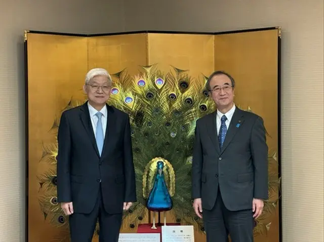 尹大使（左）と花角知事（在日韓国大使館提供）＝（聯合ニュース）≪転載・転用禁止≫