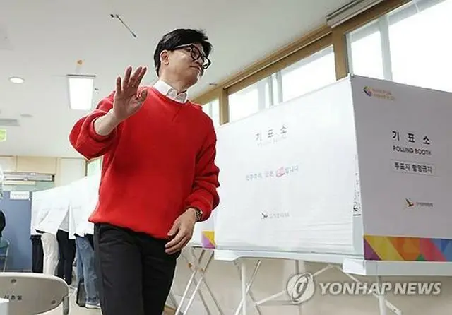 ソウル市内で期日前投票を行う「国民の力」の韓東勲・非常対策委員長（共同取材）＝５日、ソウル（聯合ニュース）