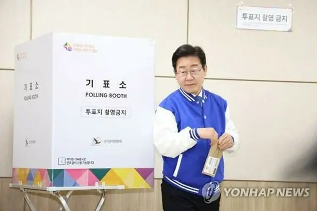 中部・大田で期日前投票を行う「共に民主党」の李在明代表（共同取材）＝５日、大田（聯合ニュース）