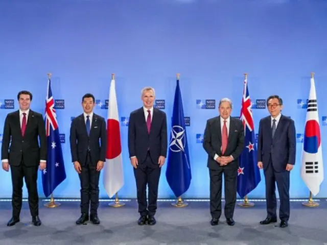 ＮＡＴＯ外相会合に出席した韓国の趙兌烈外交部長官（右端）や各国の代表（外交部提供）＝（聯合ニュース）≪転載・転用禁止≫