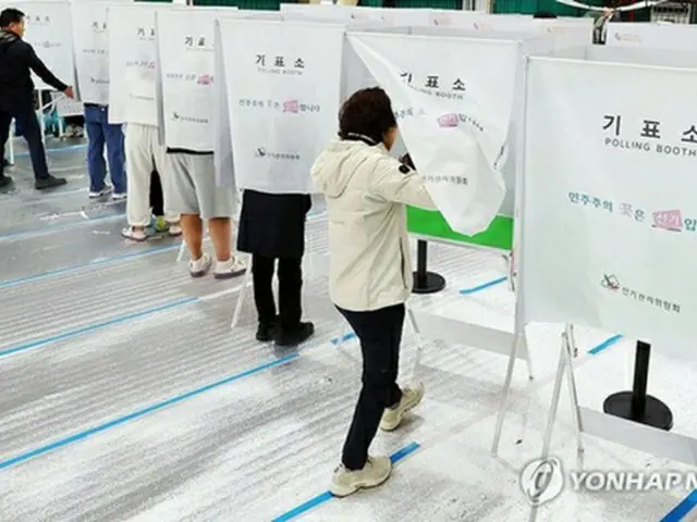 南西部・光州の小学校に設置された期日前投票所で投票する有権者＝６日、光州（聯合ニュース）