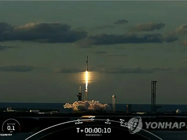 韓国軍の軍事偵察衛星２号機を搭載した米スペースＸのロケット「ファルコン９」が８日午前（現地時間７日午後）、米フロリダ州から打ち上げられた（スペースＸの映像より）＝（聯合ニュース）≪転載・転用禁止≫