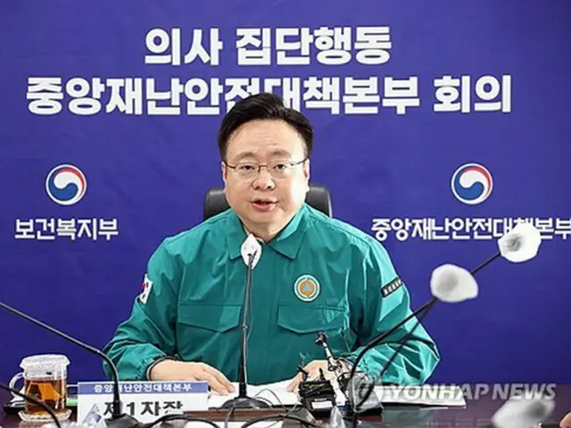 中央災難（災害）安全対策本部の会議で発言する曺圭鴻（チョ・ギュホン）保健福祉部長官＝８日、世宗（聯合ニュース）