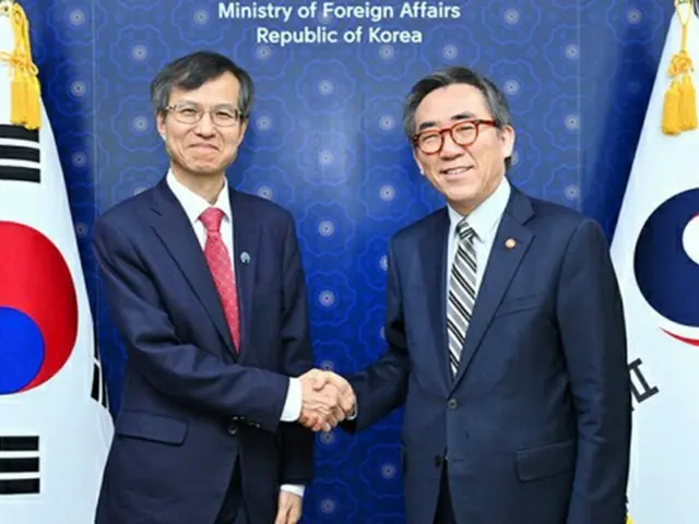 握手を交わす李熙燮氏（左）と趙兌烈氏（外交部提供）＝（聯合ニュース）≪転載・転用禁止≫